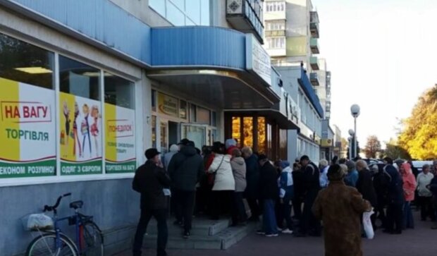 Секонд-хенд, черга, кадр з відео