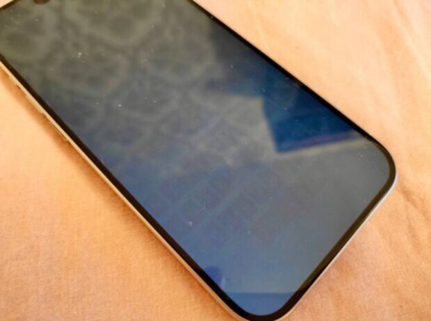 Вигорілий iPhone 15, кадр з відео