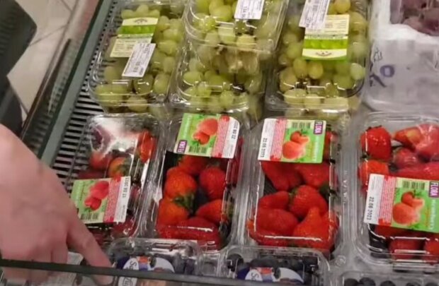 Ягоды, клубника, виноград, кадр из видео